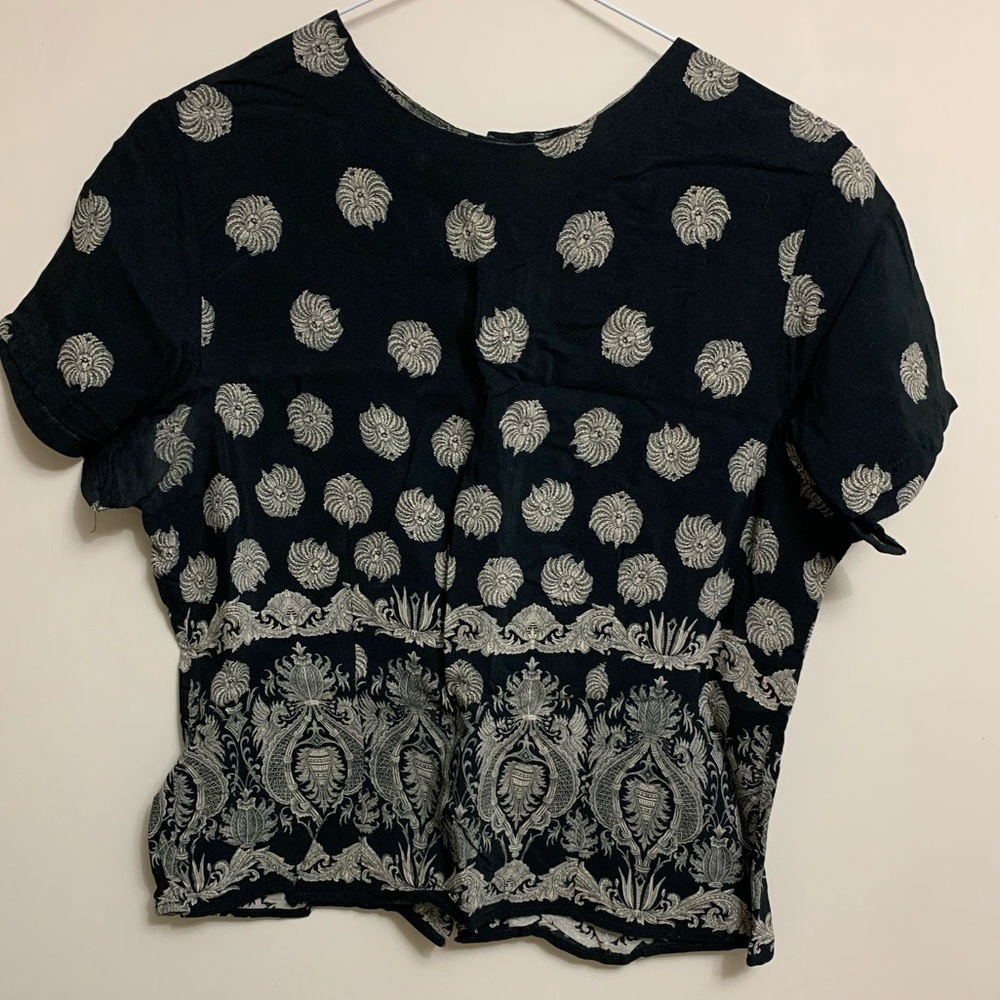 Patterned cropped top.